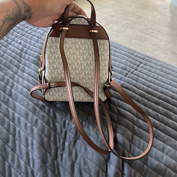 Small backpack/crossbody MK. Never used!! Perfect new condition - Picture 4 of 5